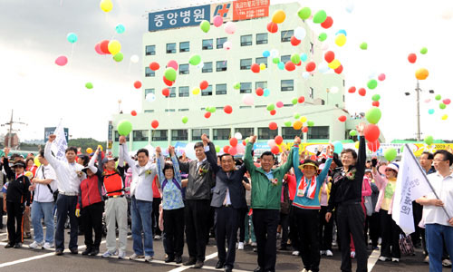 [중앙뉴스] 퇴원환자와 함께하는 ‘건강걷기대회’ 관련사진